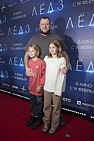 Сергей Бондарчук с дочками. Премьера фильма «Лед 3