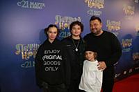 Сергей Жуков с детьми. Премьера фильма «Летучий ко