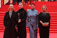 Александра Киселева (вторая справа). Церемония зак
